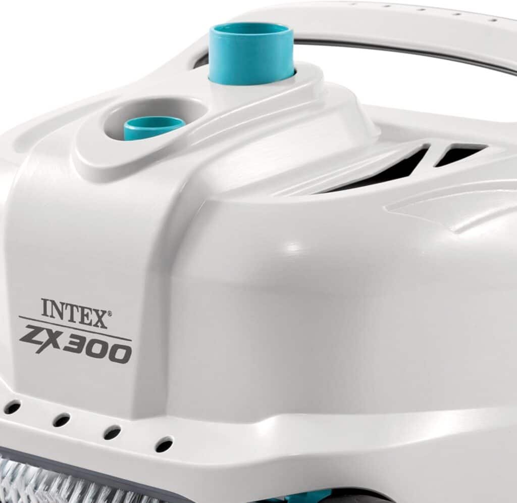Intex ZX300 : Détail du dessus du robot : buse de raccordement et logo (photo fabricant)