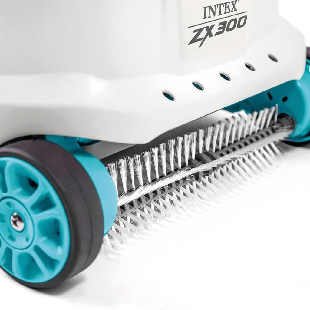 Intex ZX300 : Gros plan sur la brosse et la roue avant gauche (photo fabricant)