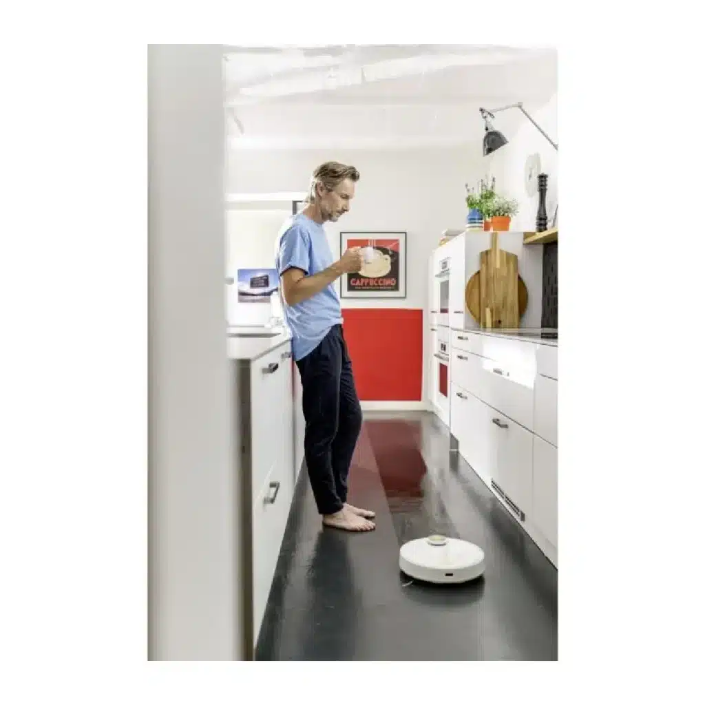 Kärcher RCV 3 : Robot en action dans une cuisine pendant la préparation du repas (photo fabricant)