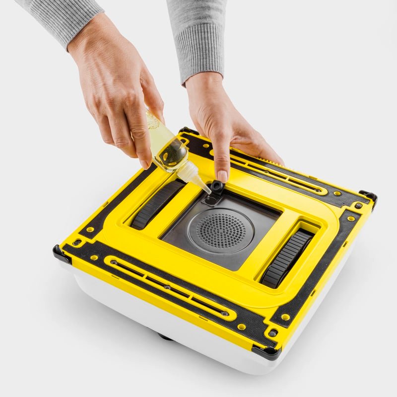 Karcher RCW4 : remplissage du réservoir d'eau du robot (photo fabricant)