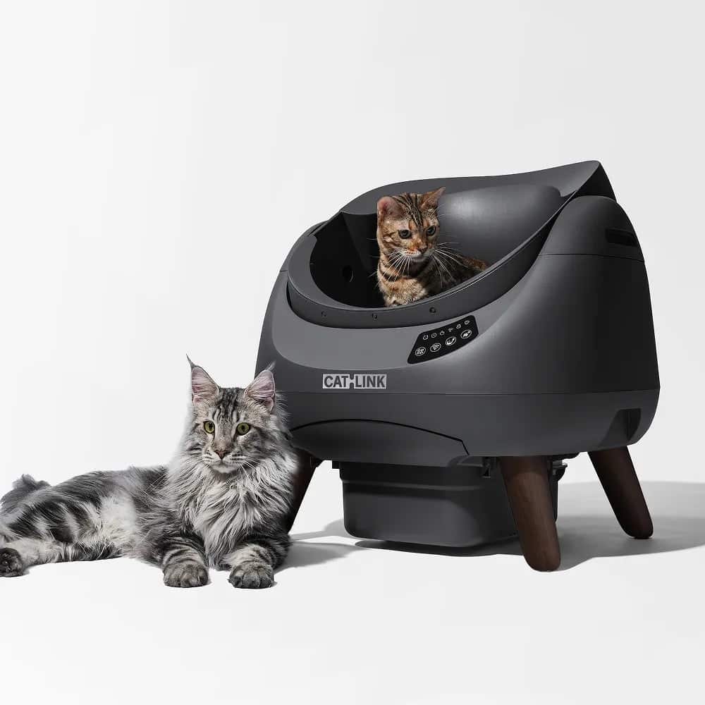 CATLINK litière autonettoyante dessus ouvert : litière gris foncé avec deux chats à côté (photo fabricant)